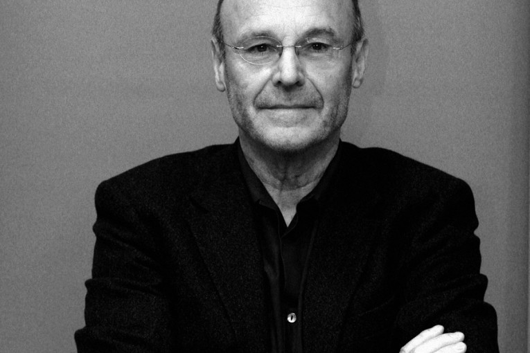 Der Maler und Bildhauer Anselm Kiefer erscheint am Freitag, 17. Oktober 2008, auf der Frankfurter Buchmesse auf einer Pressekonferenz. Kiefer wird am Sonntag 19. Oktober 2008, mit dem Friedenspreis des Deutschen Buchhandels geehrt werden. (AP Photo/Daniel Roland) ---German artist Anselm Kiefer addresses the media during a news conference at the the book fair in Frankfurt, central Germany on Friday, Oct. 17, 2008. Kiefer will be awarded with the Peace Prize of the German Book Trade Association 2008 (AP Photo/Daniel Roland)